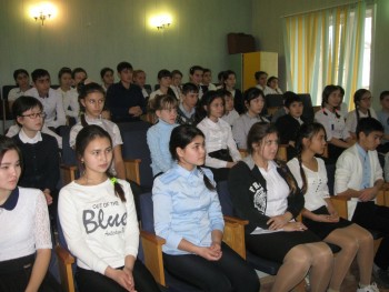 Чингиз Байменов отвечает на вопросы учеников